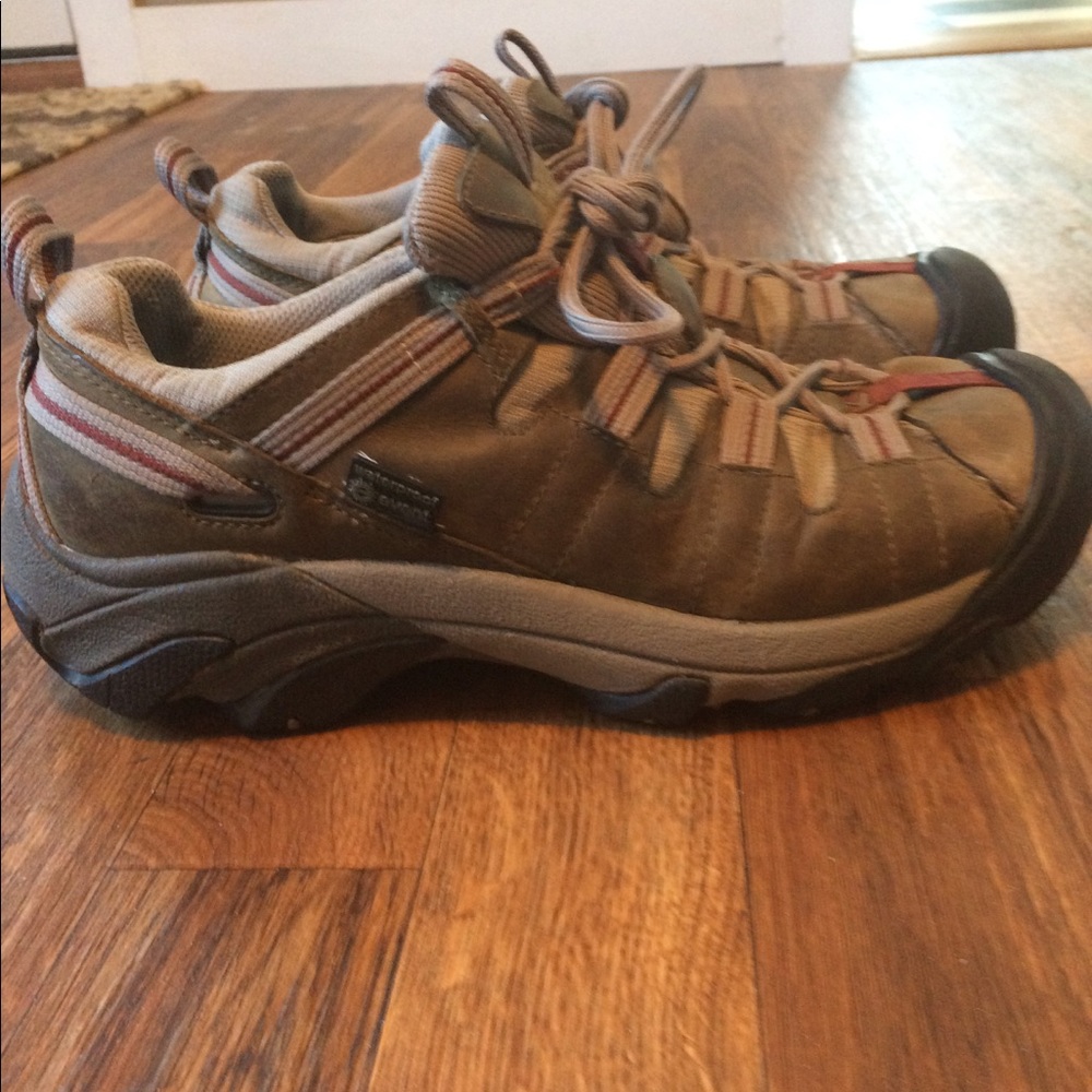 Women keen hiking shoes. Size 9.